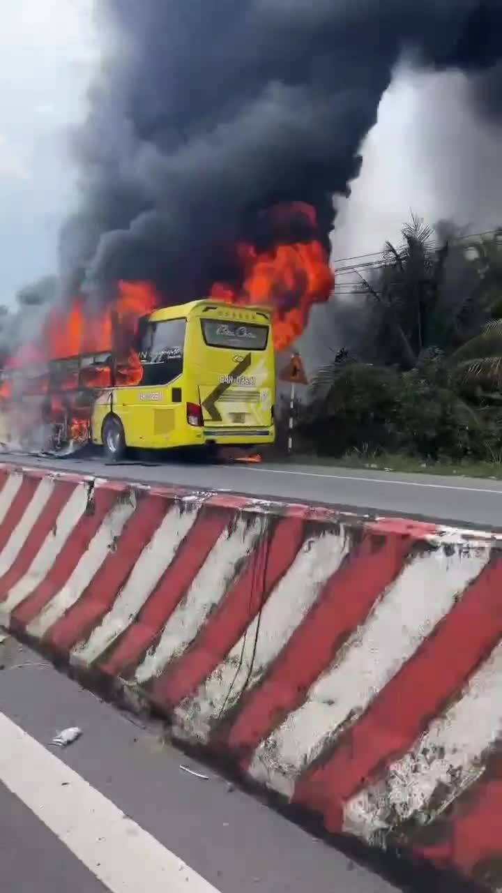 Hàng chục khách thoát khỏi xe giường nằm bốc cháy