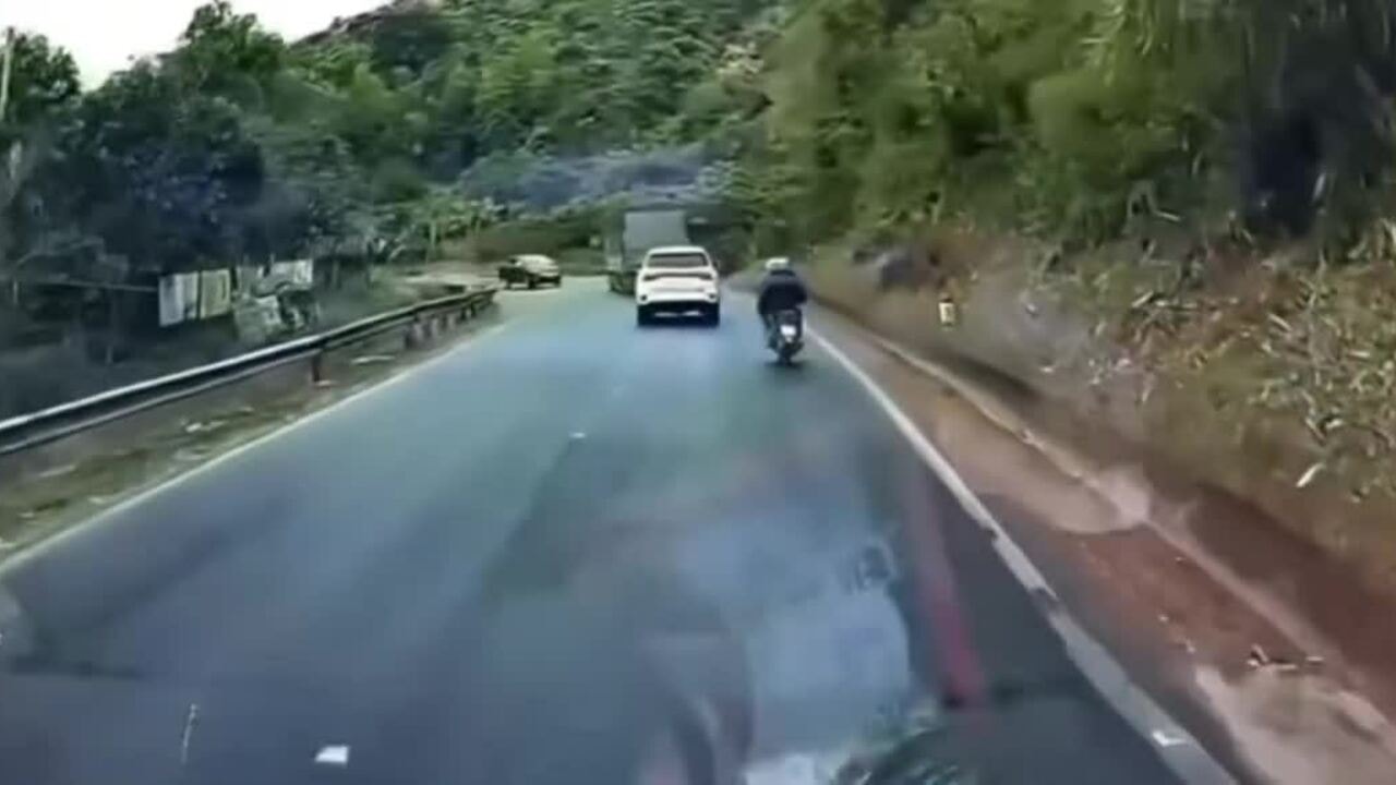 Xe bán tải tông trực diện xe tải ở khúc cua