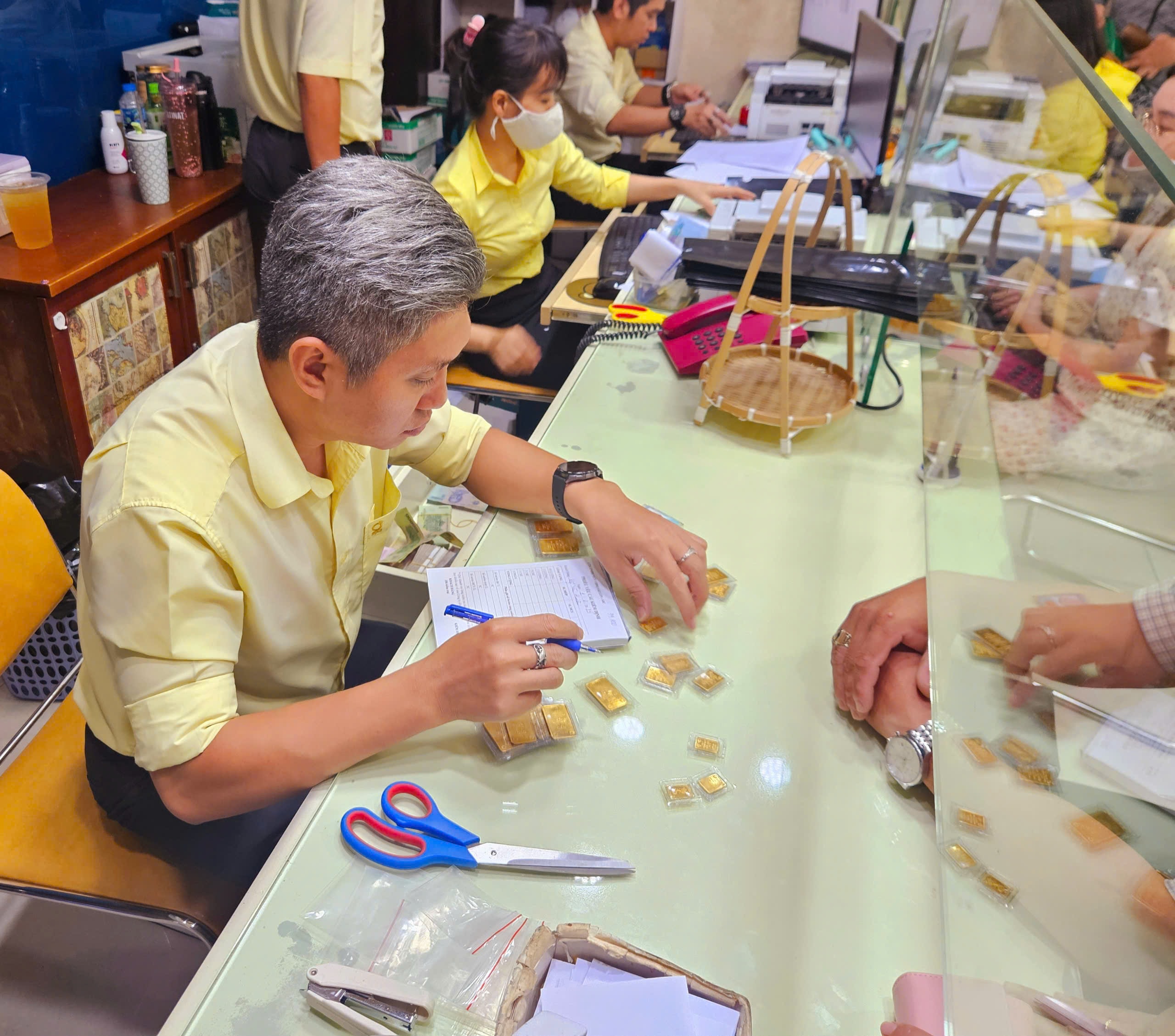 Vận hành sàn giao dịch vàng trước 10-2: "Liều thuốc" minh bạch để chặn sốt giá? - Ảnh 2.