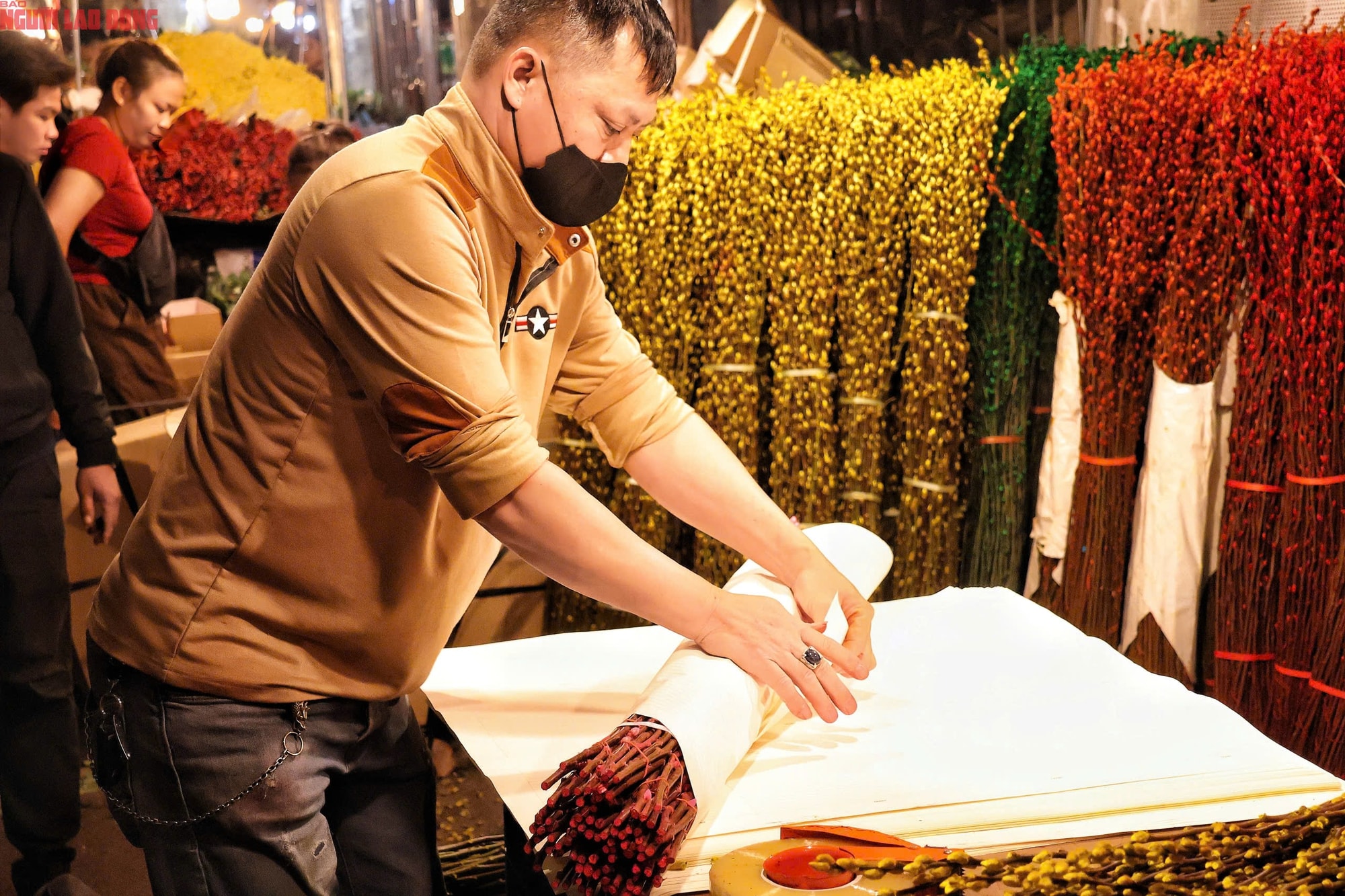 Khám phá chợ hoa Quảng An lớn nhất Hà Nội dịp Tết 2026 - Ảnh 18.