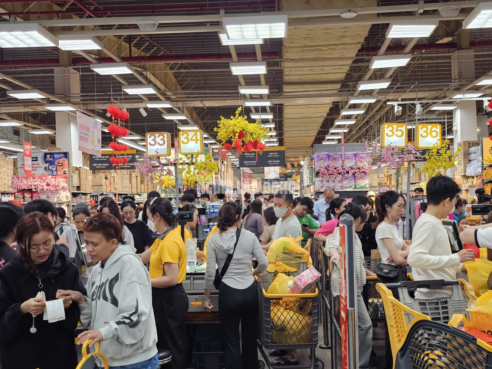 Siêu thị TPHCM đông khách mua sắm Tết 2026 với hàng hóa đa dạng và ưu đãi hấp dẫn - Ảnh 2.