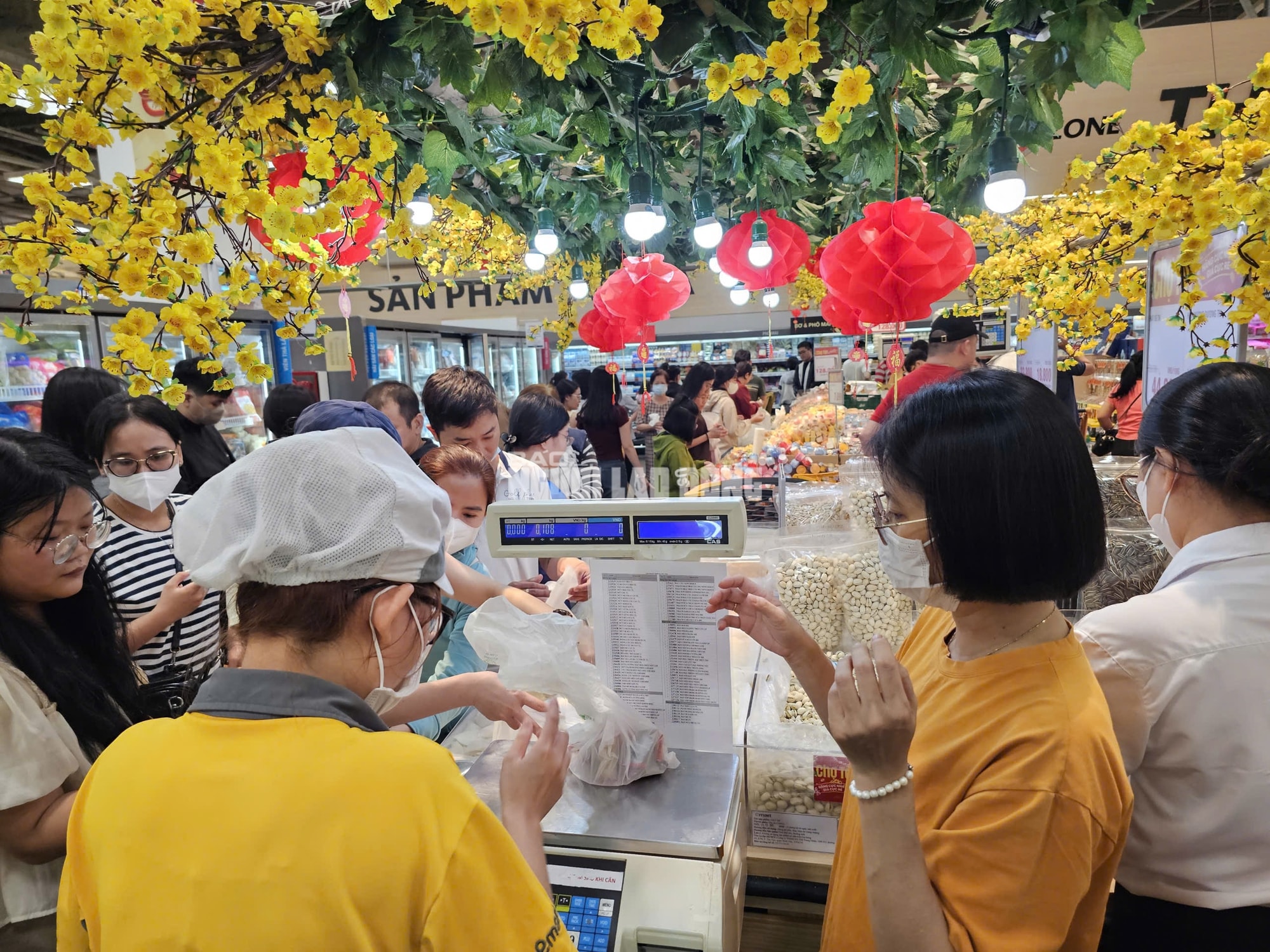 Siêu thị TPHCM đông khách mua sắm Tết 2026 với hàng hóa đa dạng và ưu đãi hấp dẫn - Ảnh 3.