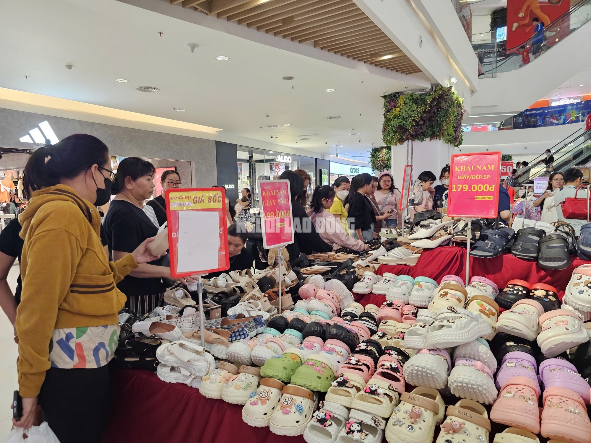 Siêu thị TPHCM đông khách mua sắm Tết 2026 với hàng hóa đa dạng và ưu đãi hấp dẫn - Ảnh 16.