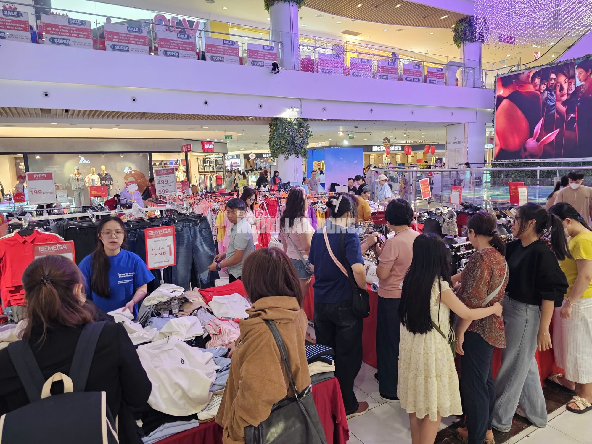 Siêu thị TPHCM đông khách mua sắm Tết 2026 với hàng hóa đa dạng và ưu đãi hấp dẫn - Ảnh 17.