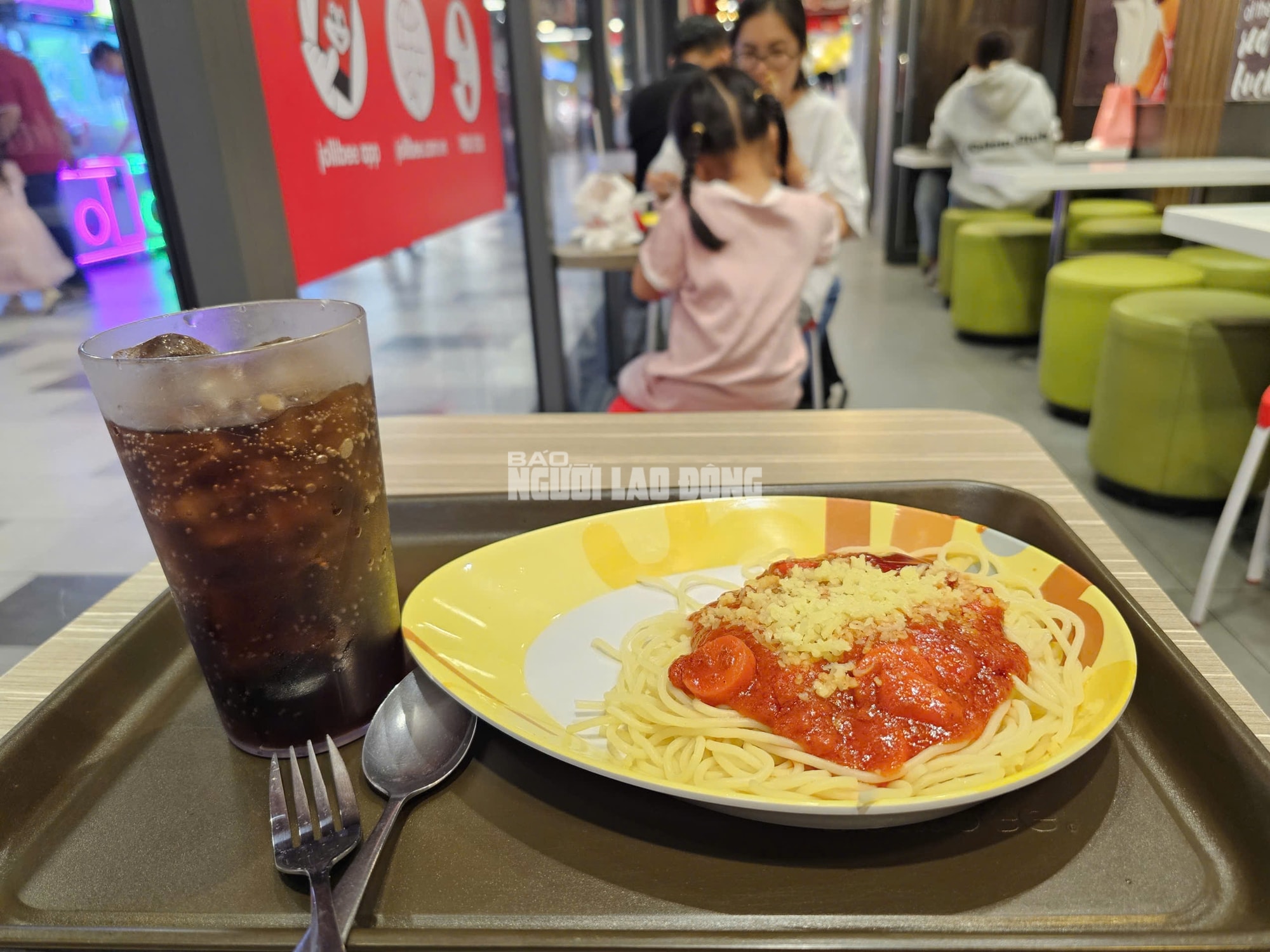 Siêu thị TPHCM đông khách mua sắm Tết 2026 với hàng hóa đa dạng và ưu đãi hấp dẫn - Ảnh 23.