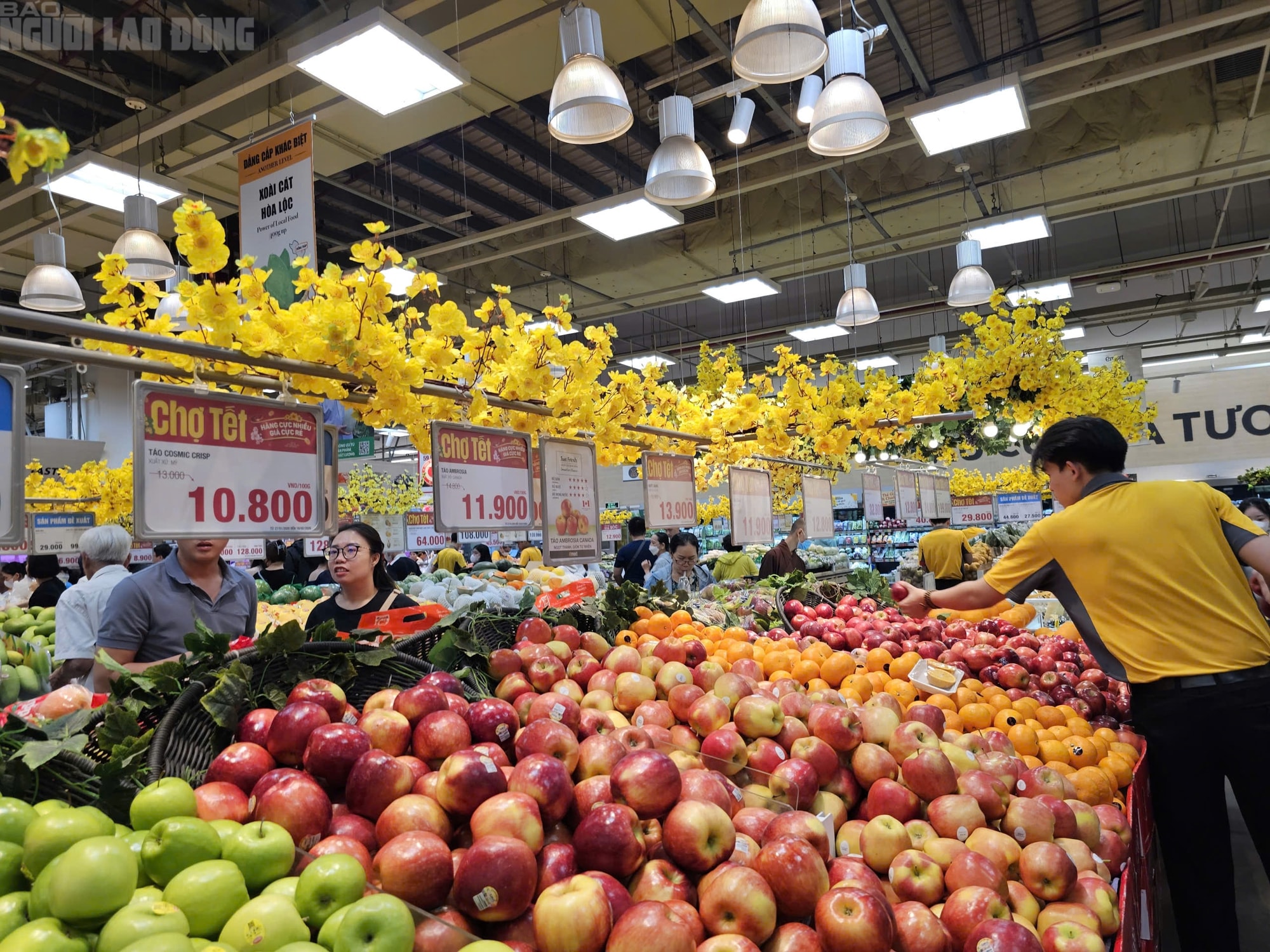 Siêu thị TPHCM đông khách mua sắm Tết 2026 với hàng hóa đa dạng và ưu đãi hấp dẫn - Ảnh 6.