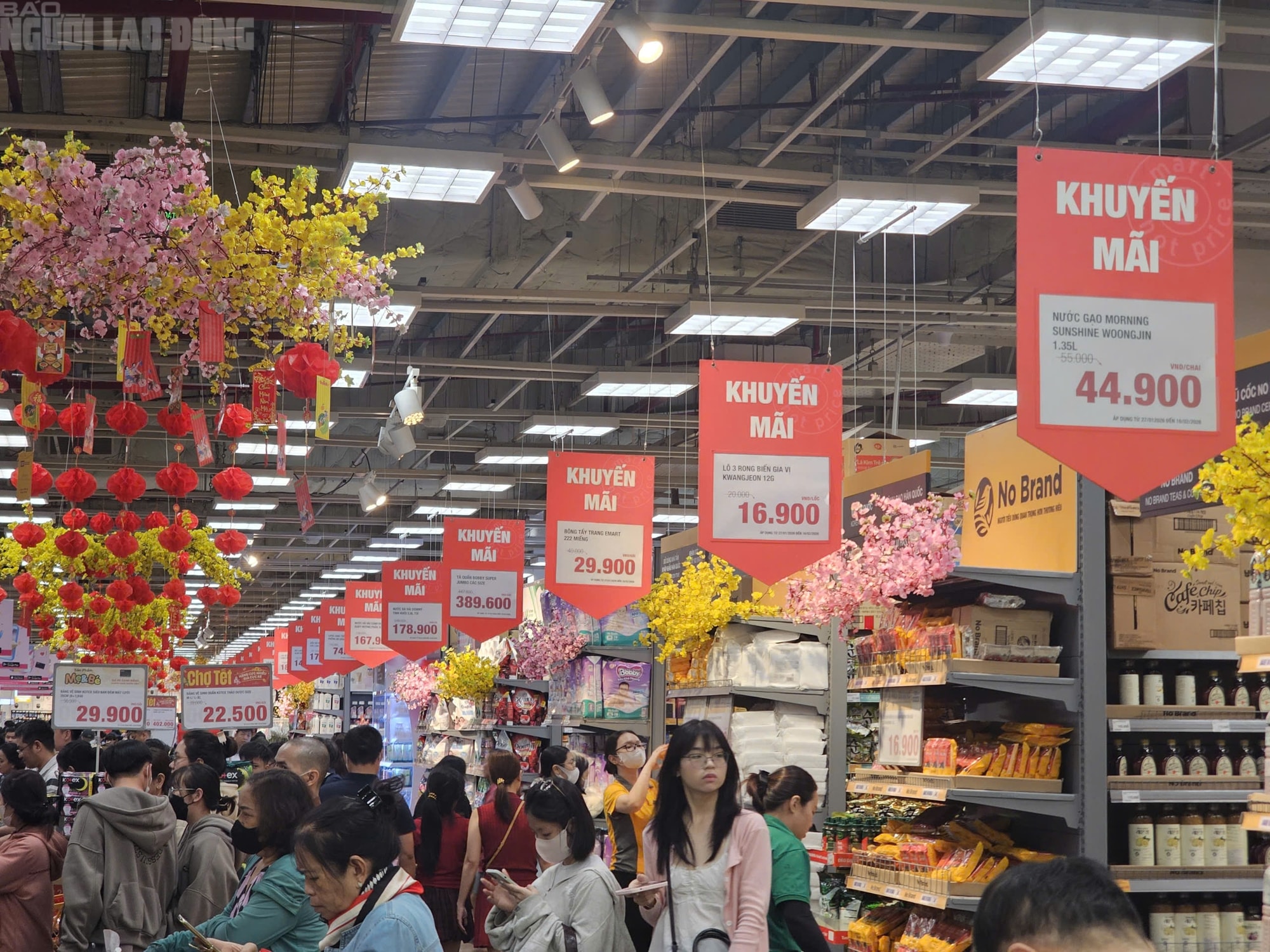 Siêu thị TPHCM đông khách mua sắm Tết 2026 với hàng hóa đa dạng và ưu đãi hấp dẫn - Ảnh 7.