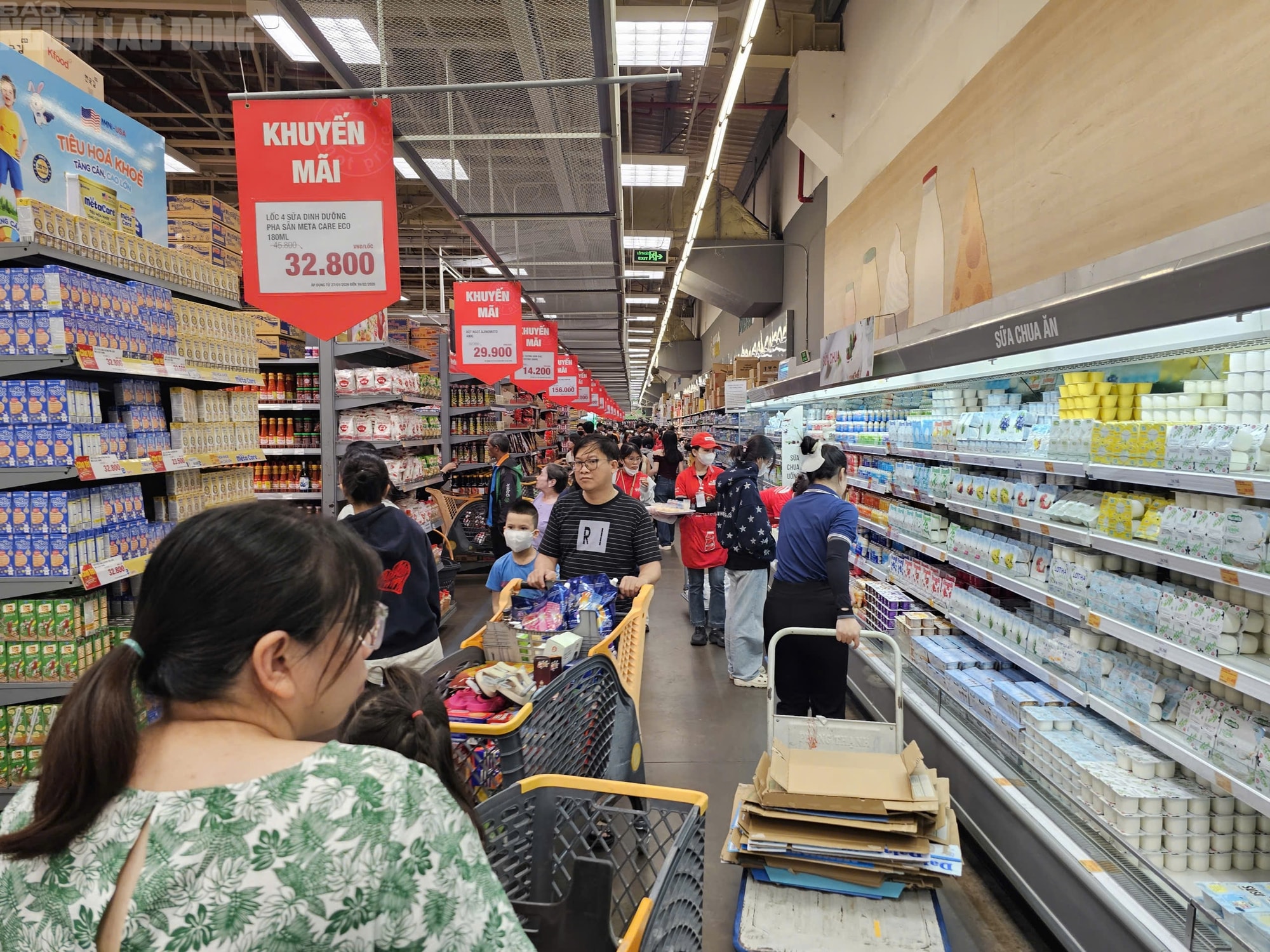 Siêu thị TPHCM đông khách mua sắm Tết 2026 với hàng hóa đa dạng và ưu đãi hấp dẫn - Ảnh 9.