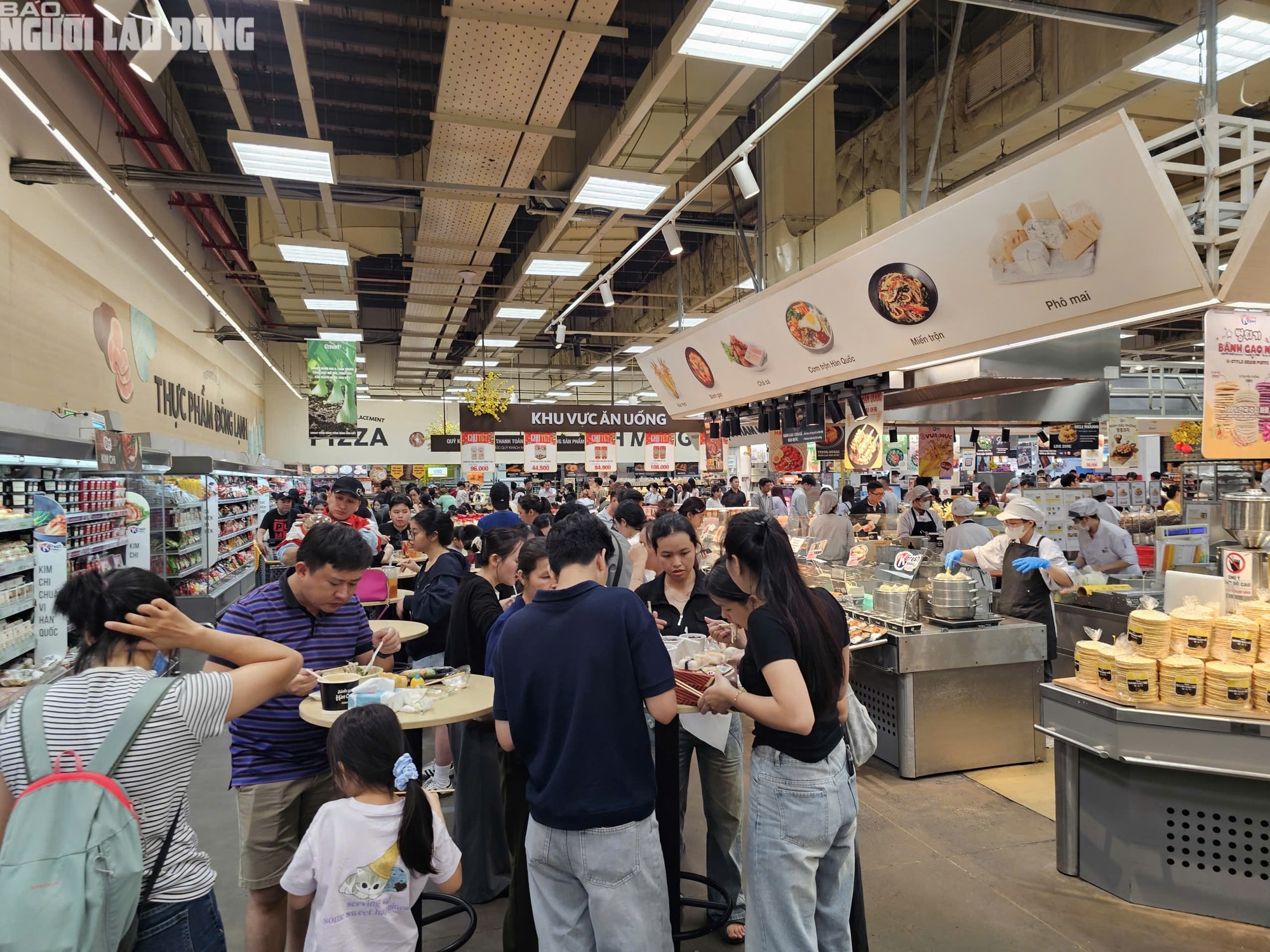 Siêu thị TPHCM đông khách mua sắm Tết 2026 với hàng hóa đa dạng và ưu đãi hấp dẫn - Ảnh 14.