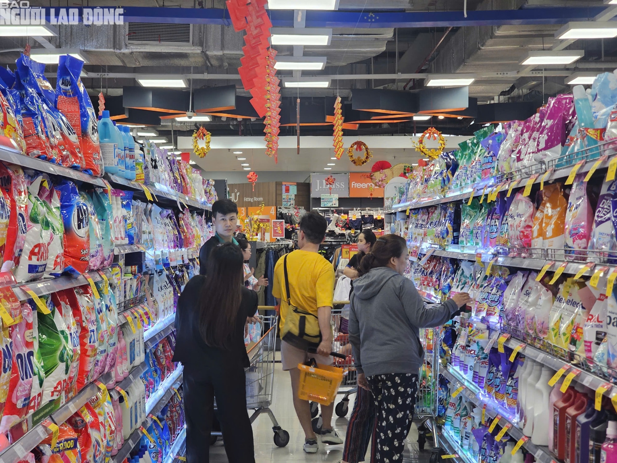 Siêu thị TPHCM đông khách mua sắm Tết 2026 với hàng hóa đa dạng và ưu đãi hấp dẫn - Ảnh 18.