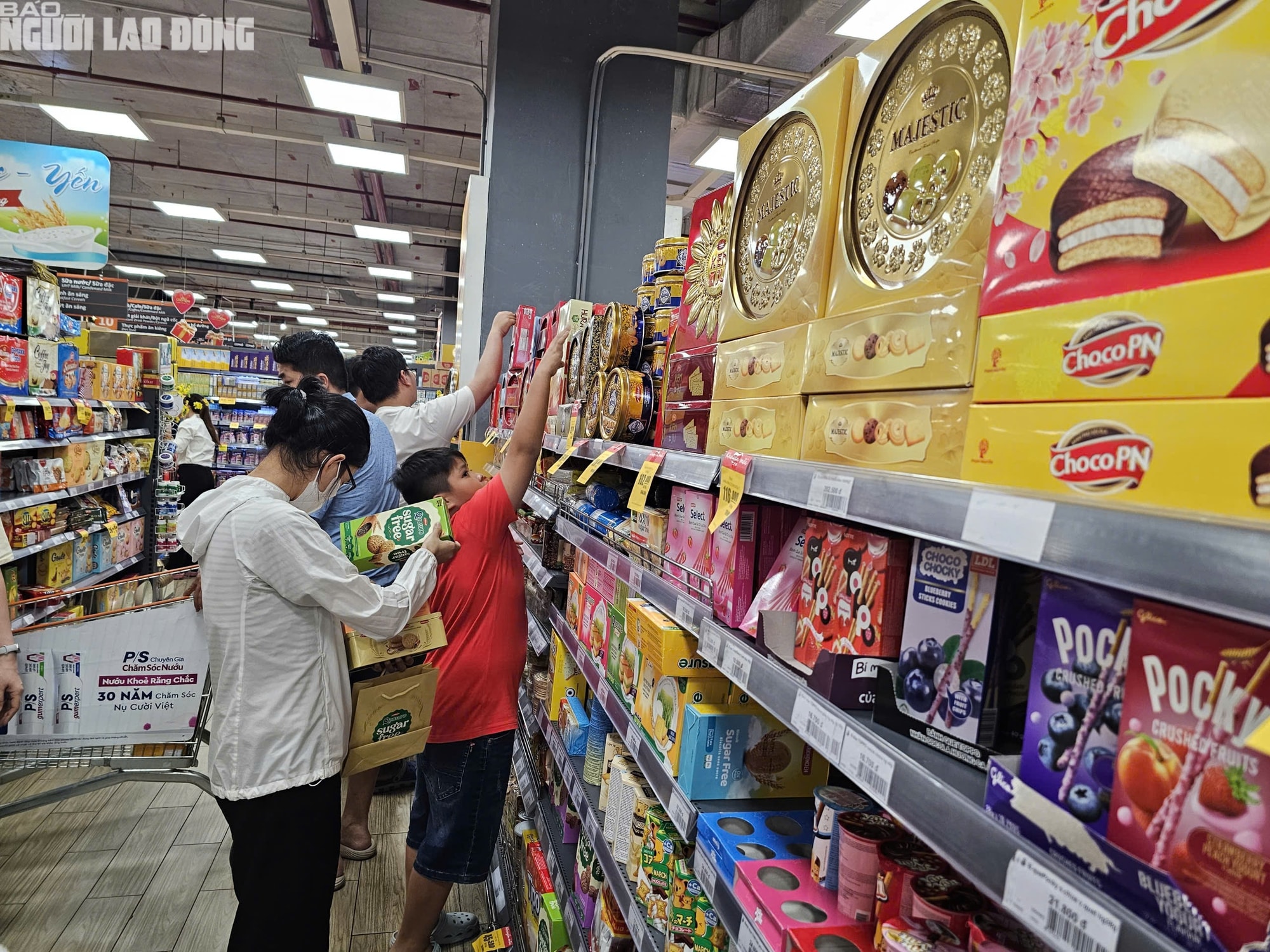 Siêu thị TPHCM đông khách mua sắm Tết 2026 với hàng hóa đa dạng và ưu đãi hấp dẫn - Ảnh 22.