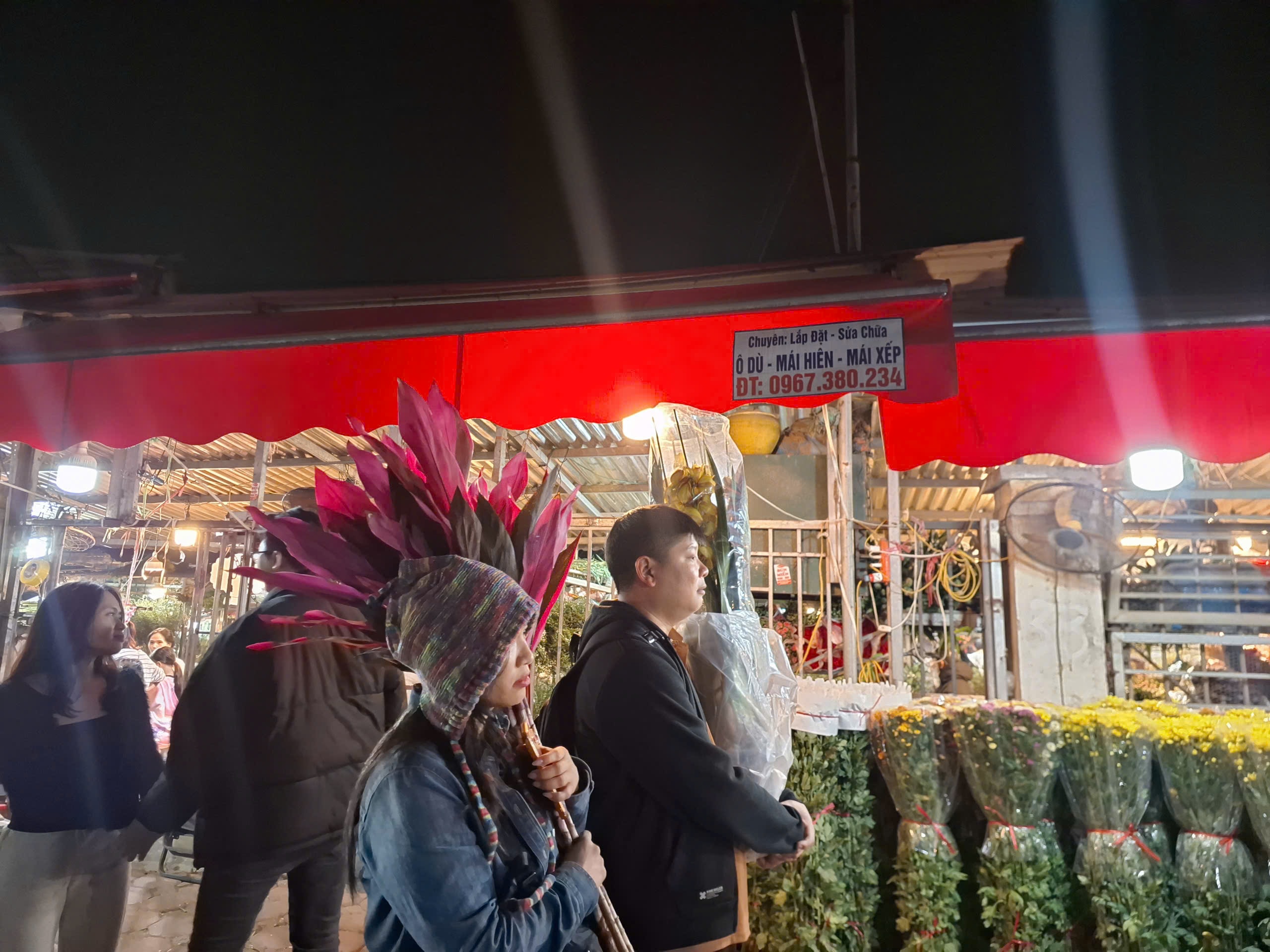 Khám phá chợ hoa Quảng An lớn nhất Hà Nội dịp Tết 2026 - Ảnh 15.