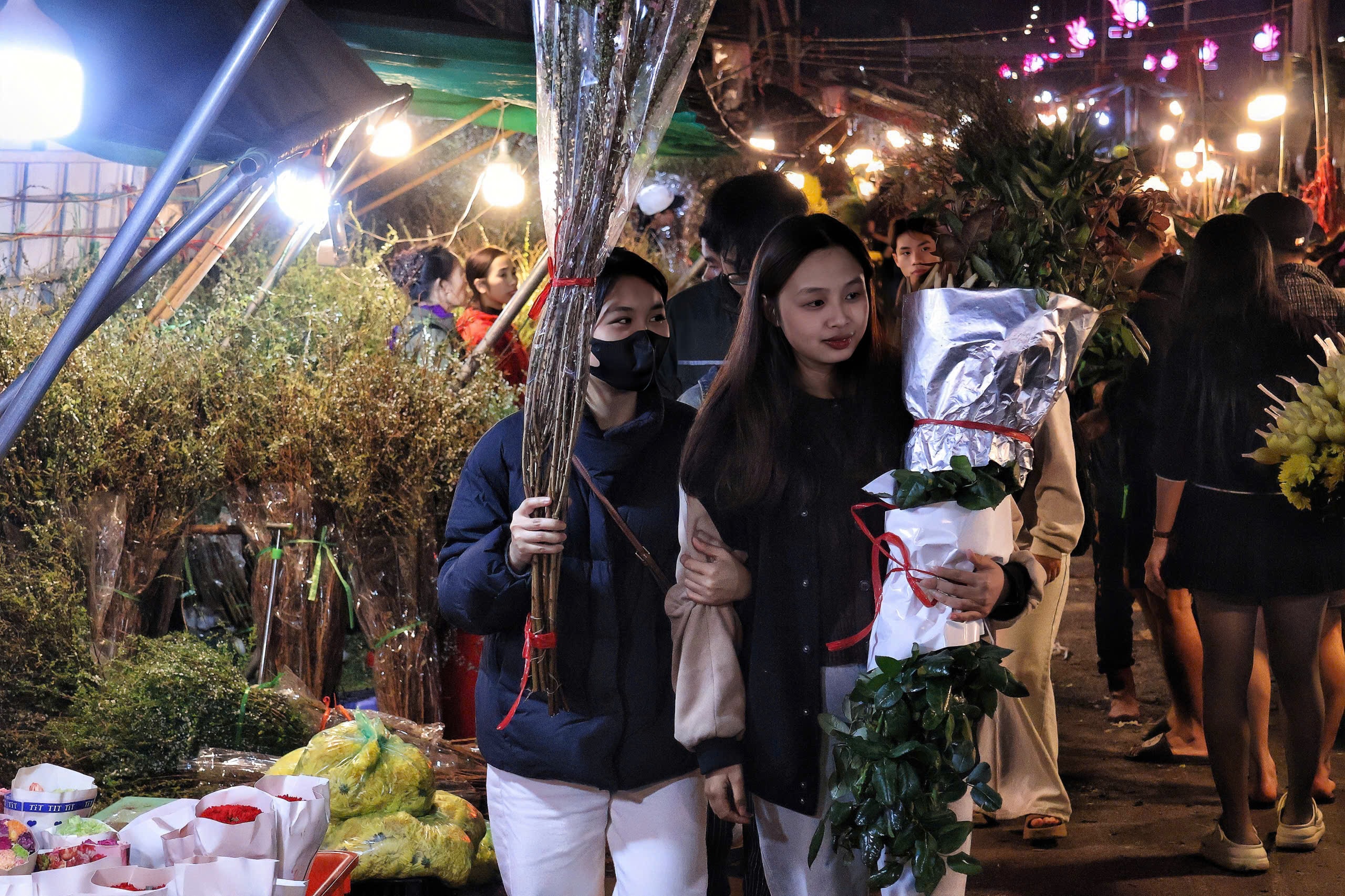 Khám phá chợ hoa Quảng An lớn nhất Hà Nội dịp Tết 2026 - Ảnh 16.