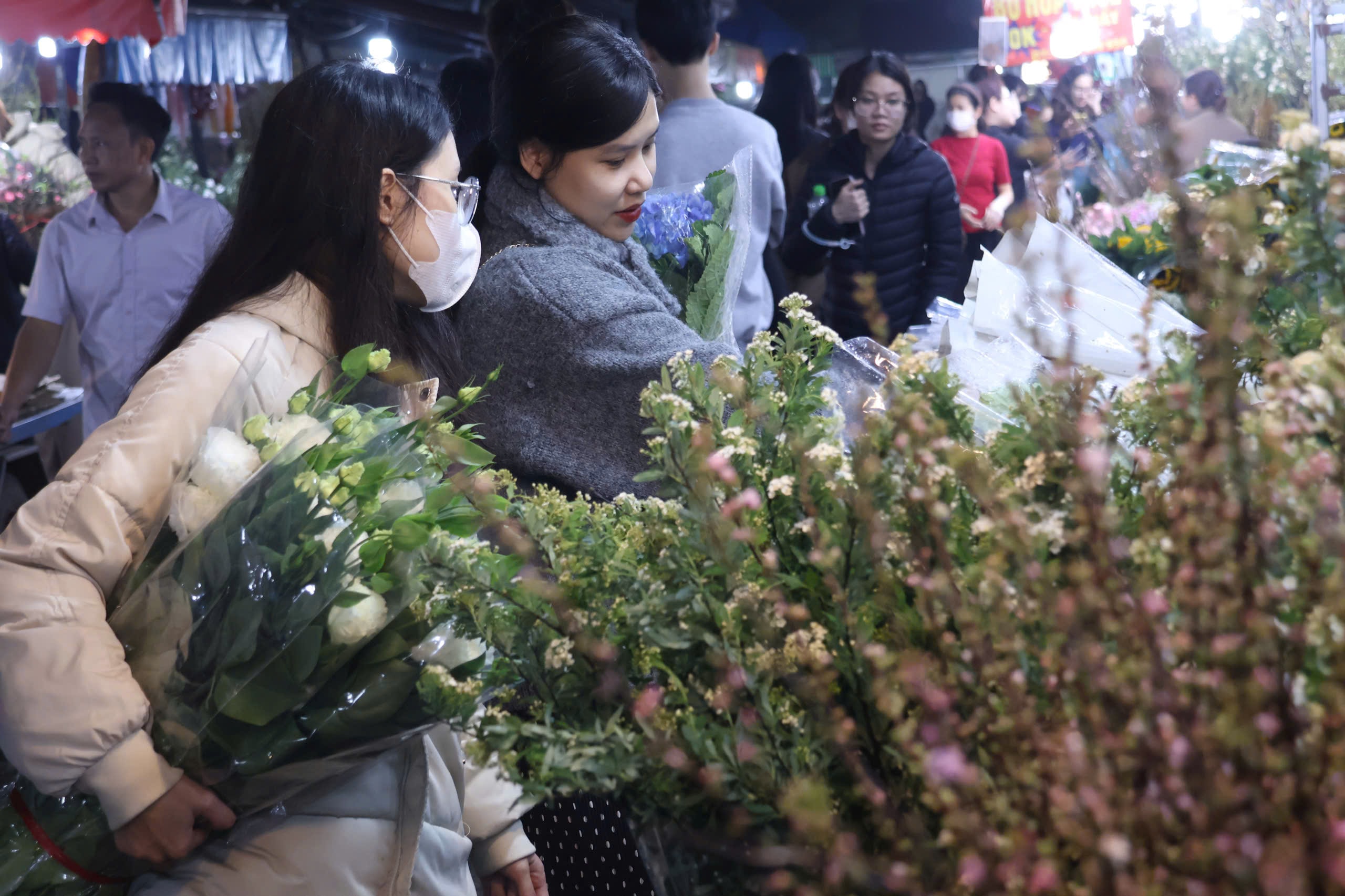 Khám phá chợ hoa Quảng An lớn nhất Hà Nội dịp Tết 2026 - Ảnh 13.