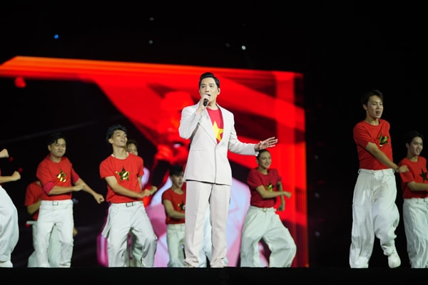 Người đứng đằng sau phim Tết chiếu mùng Một có sự xuất hiện của Xuân Hinh là ai?- Ảnh 1. Người đứng đằng sau phim Tết chiếu mùng Một có sự xuất hiện của Xuân Hinh là ai?- Ảnh 1.