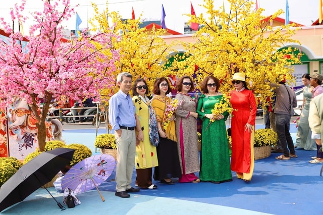 Người dân, du khách thích thú trước diện mạo mới của chợ Bến Thành- Ảnh 2.