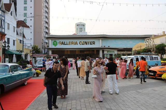 Du khách thích thú check-in dàn xe cổ của dân chơi TPHCM- Ảnh 1.