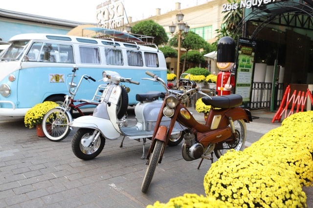 Du khách thích thú check-in dàn xe cổ của dân chơi TPHCM- Ảnh 13.