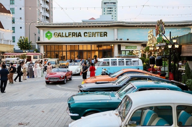 Du khách thích thú check-in dàn xe cổ của dân chơi TPHCM- Ảnh 2.