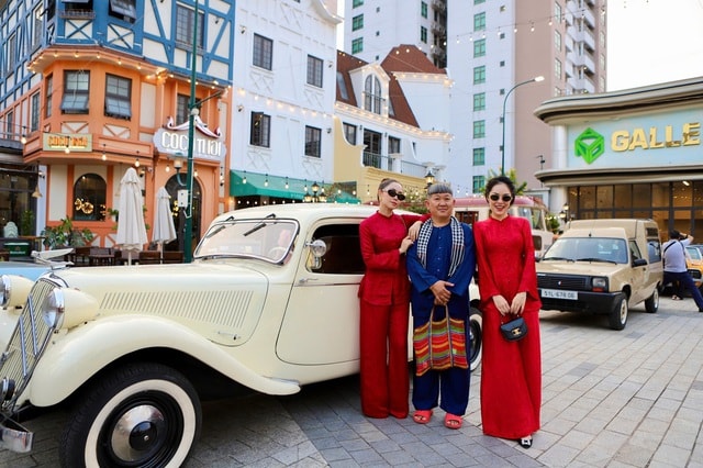 Du khách thích thú check-in dàn xe cổ của dân chơi TPHCM- Ảnh 4.