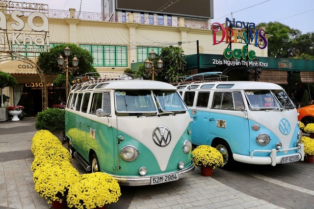 Du khách thích thú check-in dàn xe cổ của dân chơi TPHCM- Ảnh 8.