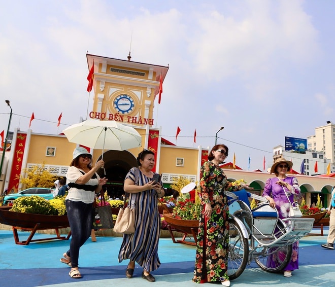 Người dân, du khách thích thú trước diện mạo mới của chợ Bến Thành- Ảnh 9.