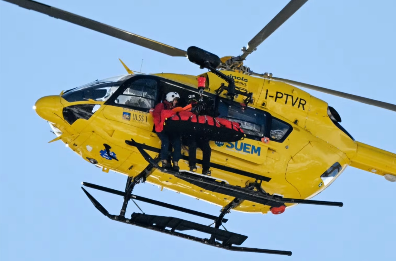 Lindsey Vonn được đưa ra khỏi đường đua bằng trực thăng. (Nguồn: NBC)