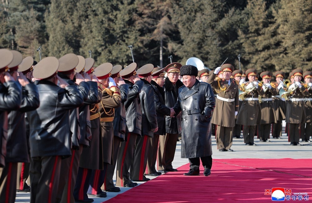 Bên cạnh nhiệm vụ chiến đấu, Triều Tiên còn đẩy mạnh vai trò của lực lượng vũ trang trong các dự án kinh tế dân sinh. Trọng tâm là Chính sách phát triển địa phương 20x10 về xây dựng các nhà máy công nghiệp.