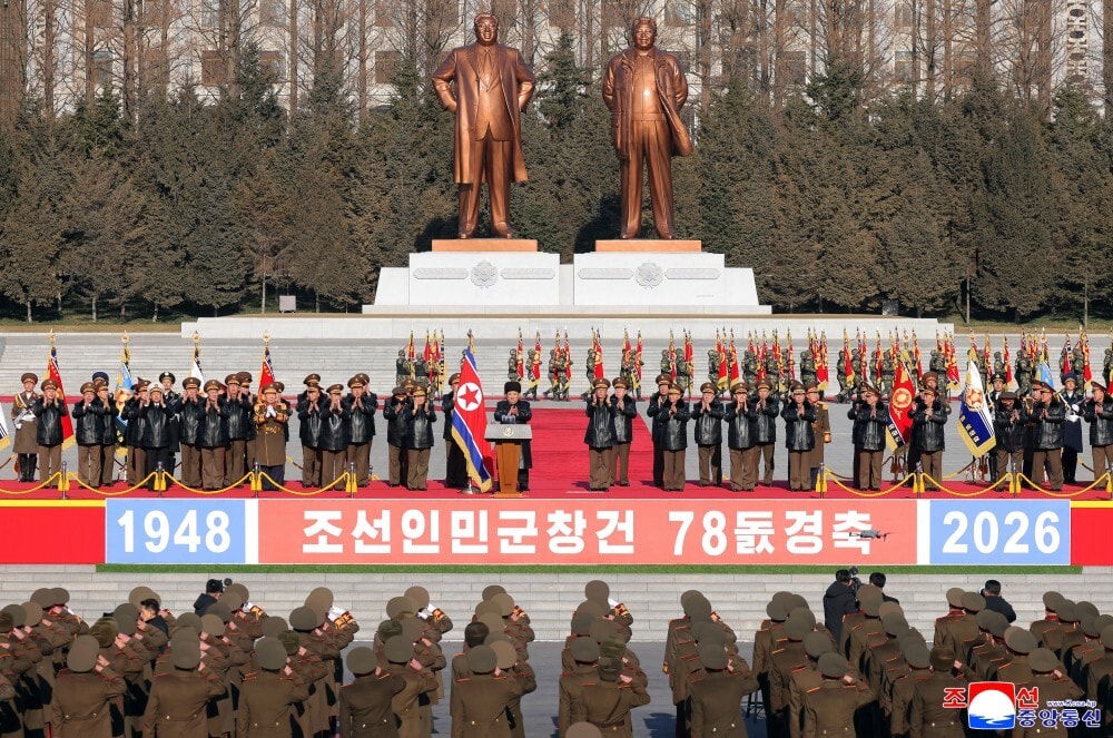 Hôm 8/2, nhân kỷ niệm 78 năm ngày thành lập Quân đội Nhân dân Triều Tiên (8/2/1948 - 8/2/2026), nhà lãnh đạo Triều Tiên Kim Jong-un đích thân đến thăm Bộ Quốc phòng Triều Tiên để chúc mừng và động viên toàn thể sĩ quan, chiến sĩ.