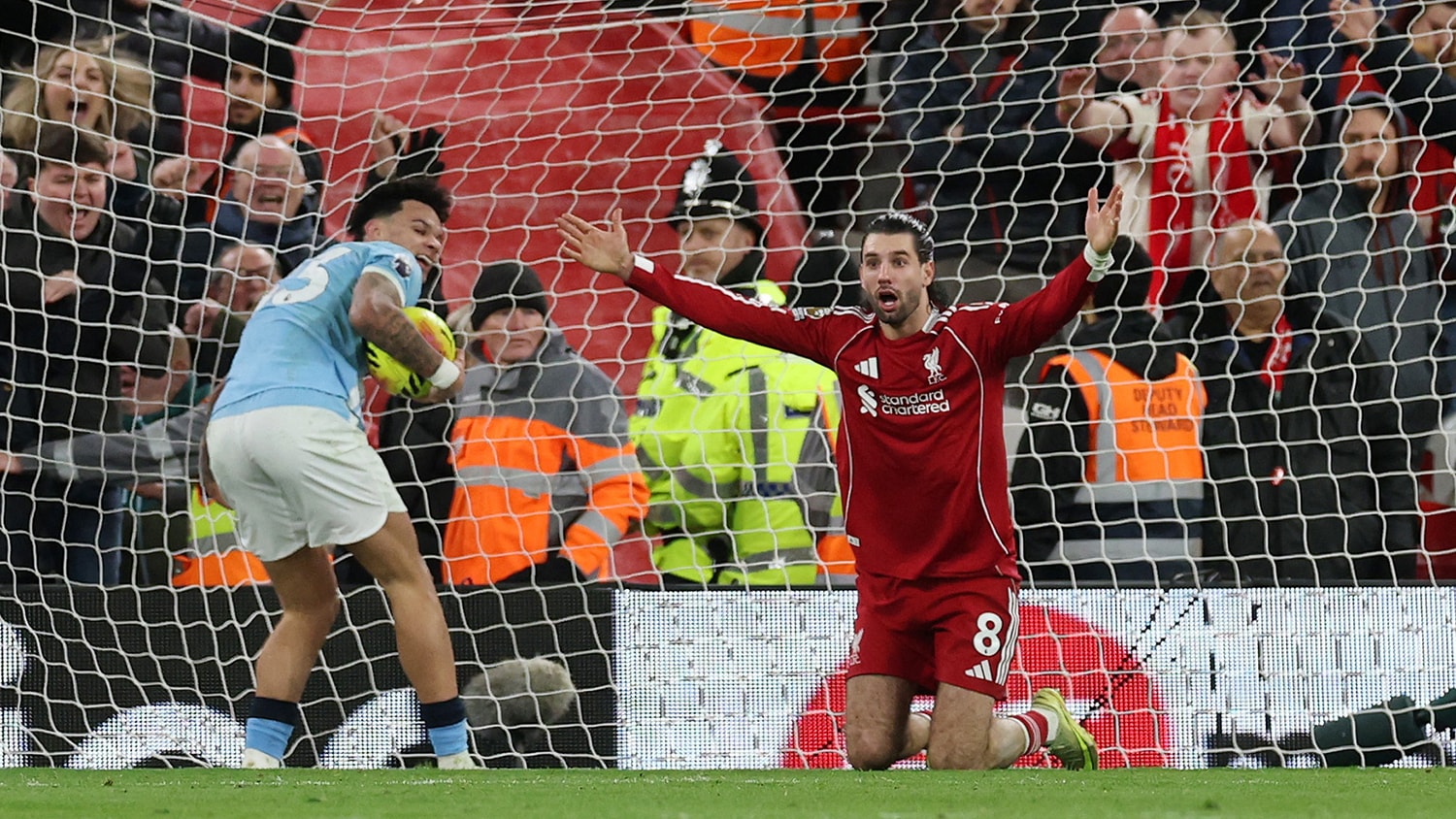 Liverpool thoát bàn thua nhưng vừa không có điểm, vừa mất người ở trận tiếp theo. (Ảnh: Reuters)