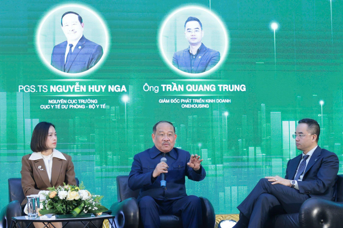 GS.TS Nguyễn Huy Nga - Nguyên Cục trưởng Cục Y tế dự phòng (Bộ Y tế) (giữa).