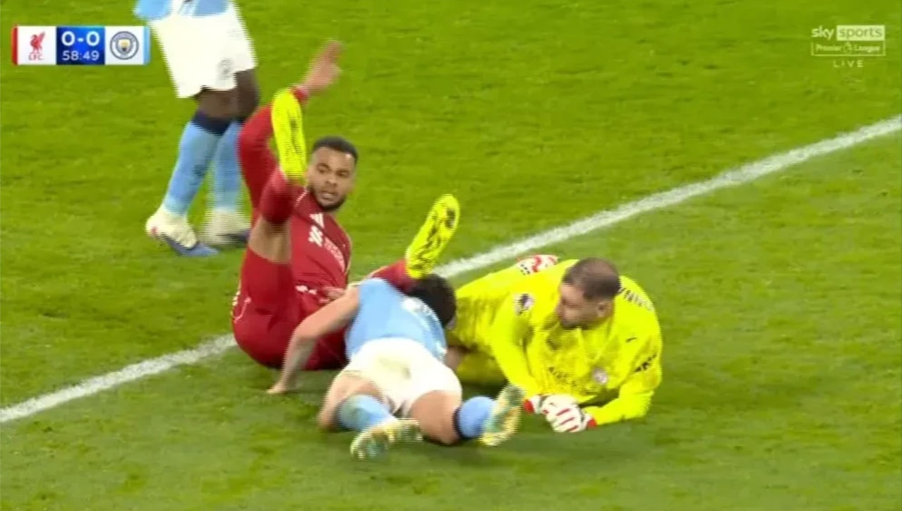 Khusanov va chạm với Donnarumma.