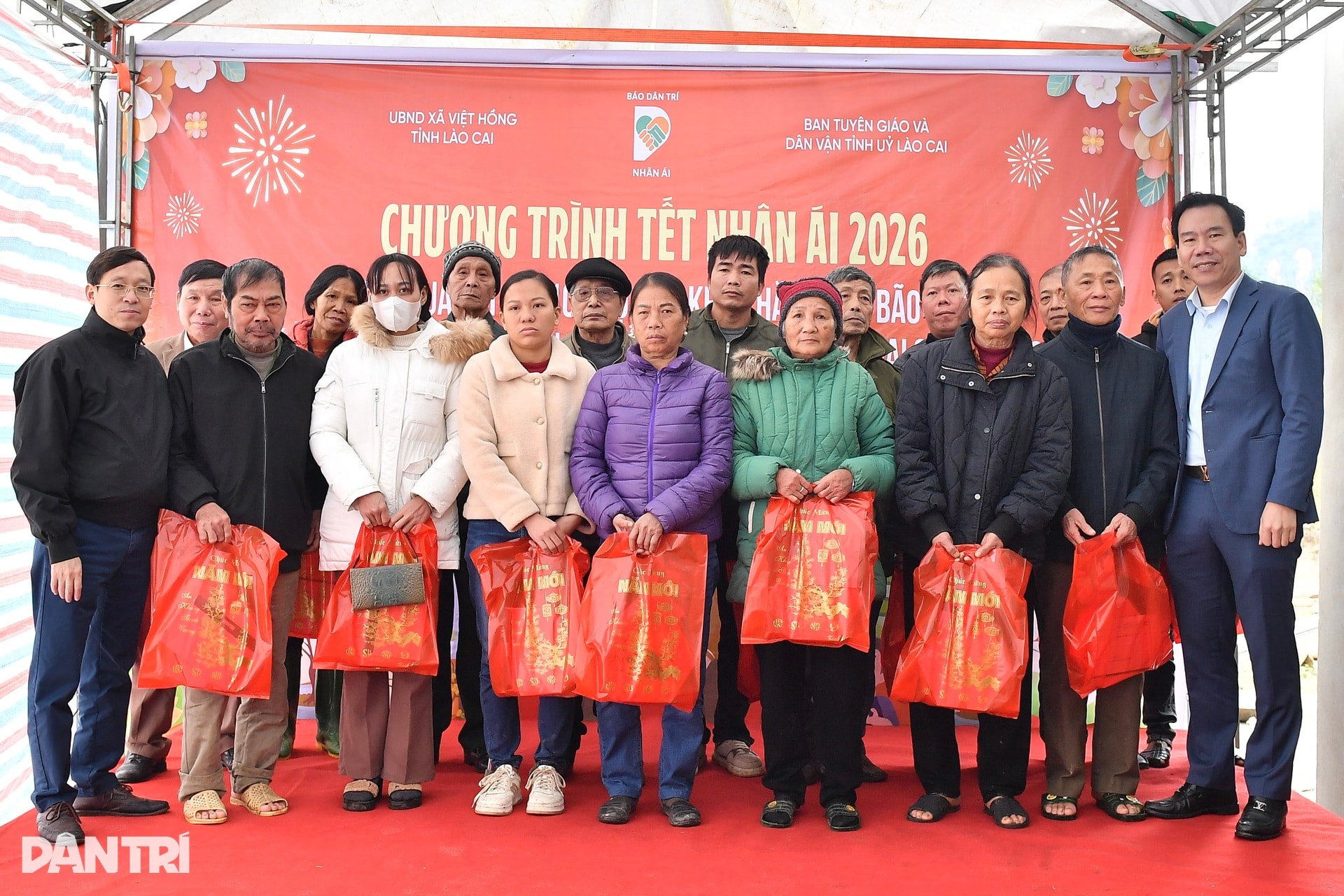 Lan tỏa hơi ấm tình người những ngày cận Tết nơi rẻo cao Lào Cai - 1