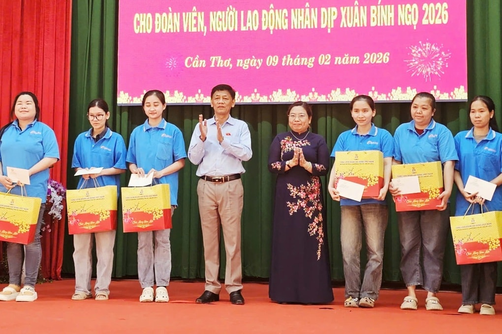 Trao hàng trăm phần quà Tết đến đoàn viên, người lao động ở Cần Thơ - 1