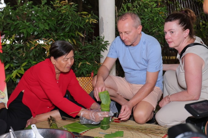 Ông Miroslaw lần đầu trải nghiệm gói bánh tét.