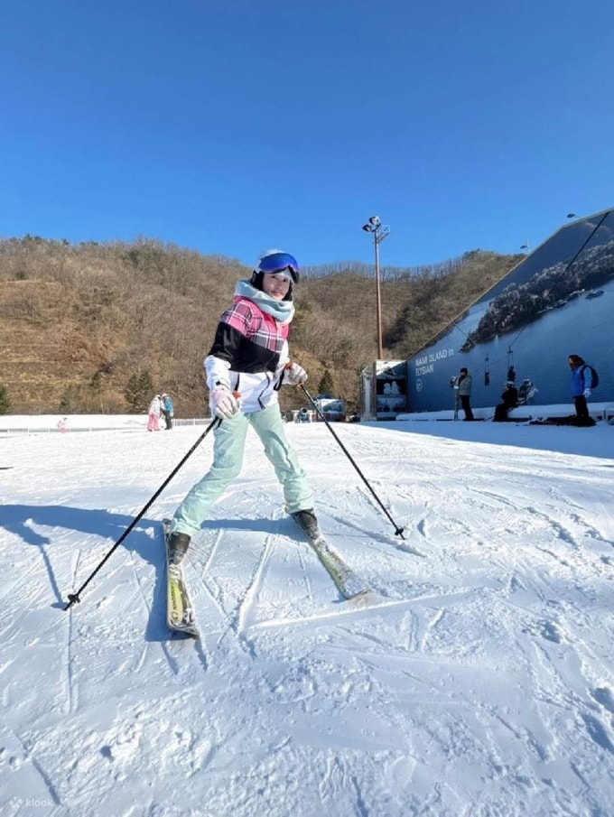 Trượt tuyết là trải nghiệm mới của nhiều người. Ảnh: Klook