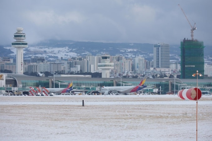 Tuyết rơi dày đặc trên đường băng của sân bay quốc tế Jeju ngày 8/2. Ảnh: Yonhap