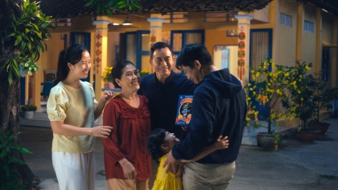 Ensure Gold được nhiều người chọn làm món quà dinh dưỡng để chăm sóc sức khỏe cha mẹ. Ảnh: Như Quỳnh