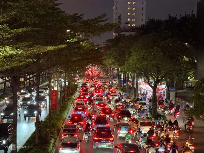 Phố Đào Tấn, phường Giảng Võ tắc cứng chiều di chuyển từ Kim Mã về Cầu Giấy, lúc 20h ngày 8/2. Ảnh: Quỳnh Nguyễn