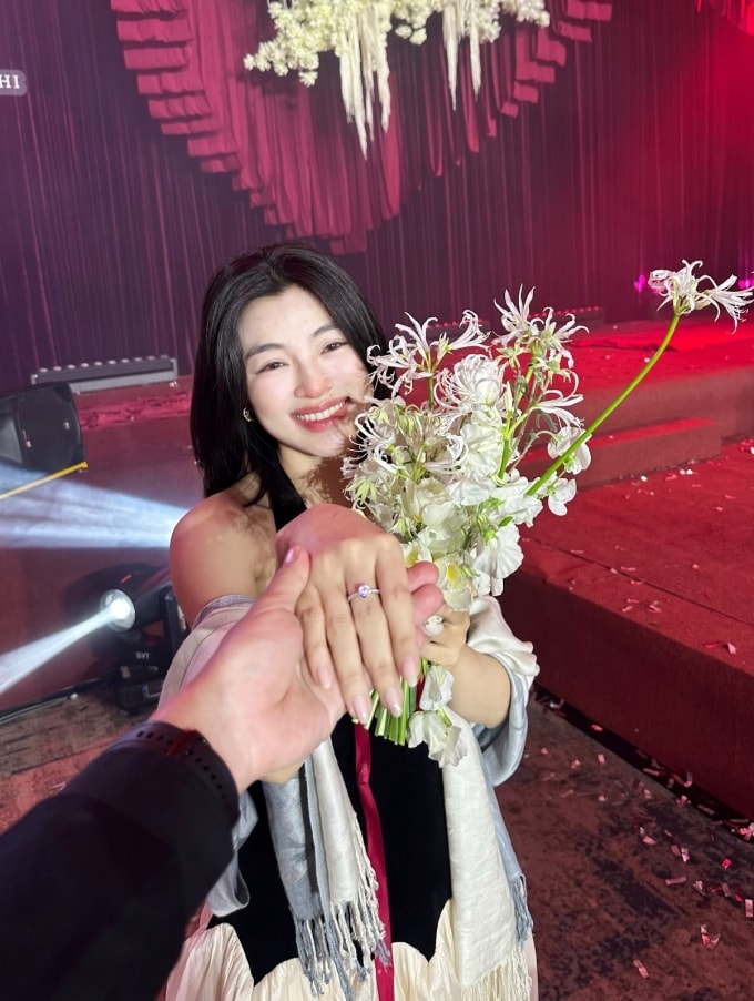 Lan Thy xúc động nhận lời cầu hôn của bạn trai. Ảnh: Nhân vật cung cấp