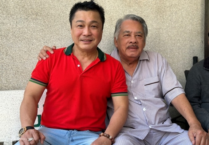 Nghệ sĩ Huỳnh Thanh Trà (phải) bên Lý Hùng ở buổi gặp sáng 9/2. Ảnh: Mai Nhật