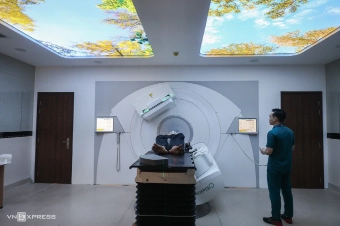 Nhân viên y tế xạ trị cho một bệnh nhân ung thư. Ảnh: Quỳnh Trần