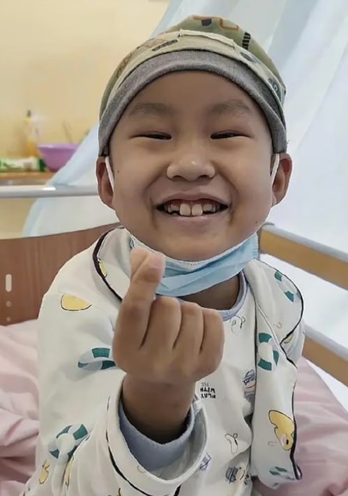 Bệnh tật đau đớn nhưng Hạo Hạo luôn giữ tinh thần lạc quan, được mọi người trìu mến gọi là mặt trời nhỏ. Ảnh: QQ