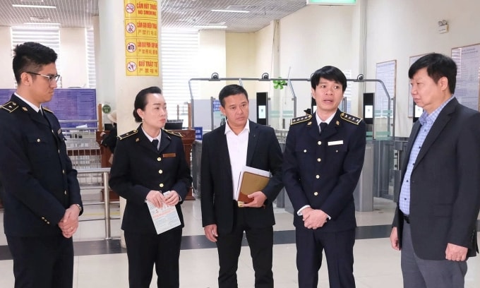 Bộ Y tế kiểm tra công tác kiểm dịch tại cửa khẩu quốc tế Hữu Nghị. Ảnh: Bộ Y tế