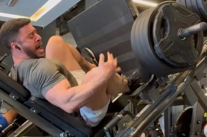 Khoảnh khắc Filho hét lên đau đớn khi chân bị bẻ gập trong lúc  thực hiện bài tập đạp đùi với mức tạ 400 kg. Ảnh: La Nacion