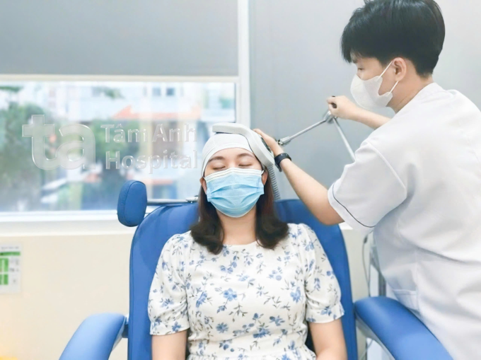 Mai được điều trị kích thích từ trường xuyên sọ giúp giảm các triệu chứng trầm cảm. Ảnh: Bệnh viện Đa khoa Tâm Anh