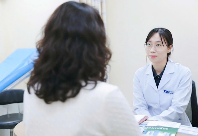 Mai đang được thạc sĩ Nhi tham vấn tâm lý. Ảnh: Bệnh viện Đa khoa Tâm Anh