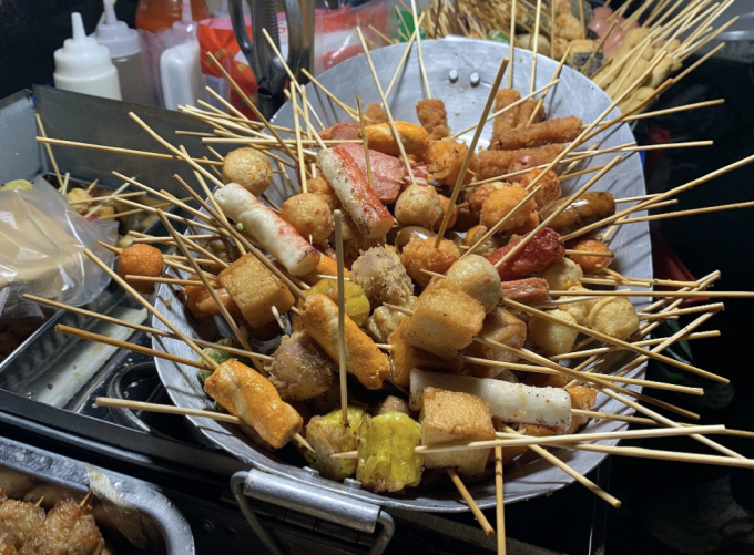 Hàng chục loại viên chiên đủ vị được bày trên chảo sau khi rán ngập dầu để khách tự lựa chọn trên phố Núi Trúc, quận Ba Đình.. Ảnh:Thanh Nga