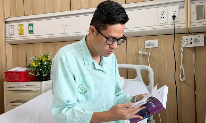 Bác sĩ ghép thận tại Bệnh viện Việt Đức. Ảnh: Thảo My