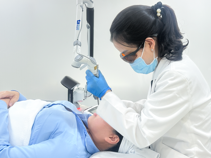 Bác sĩ sử dụng laser pico pro điều trị nám cho chị Hường. Ảnh: Bệnh viện Đa khoa Tâm Anh